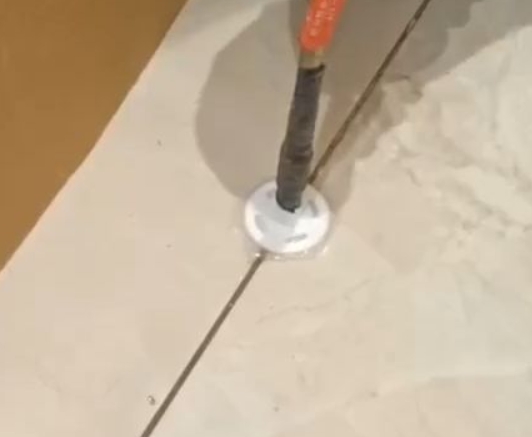 漳平瓷砖空鼓维修公司专业解答瓷砖在铺贴过程中，如果没有涂抹均匀到位的粘结材料（如水泥砂浆或瓷砖胶），可能会导致以下问题