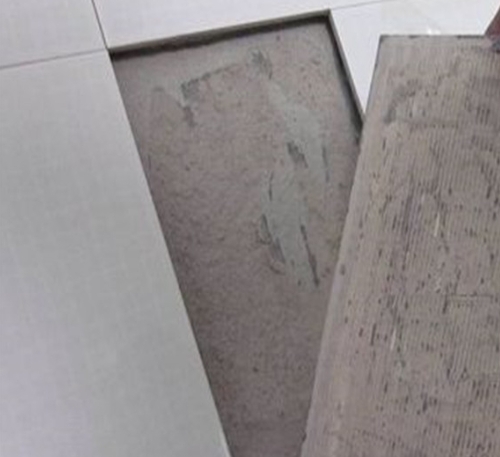 漳平瓷砖空鼓维修公司分享瓷砖铺贴时如果打浆（即涂抹在瓷砖背面和基层上的砂浆或瓷砖胶）过少，会带来以下问题